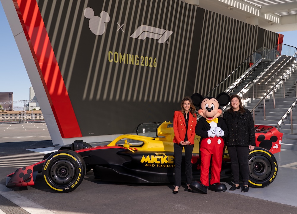 Tasia Filippatos (Disney) y Emily Prazer (Fórmula 1) posan junto al coche de carreras Disney x F1 en el GP de Las Vegas, mayo 2025