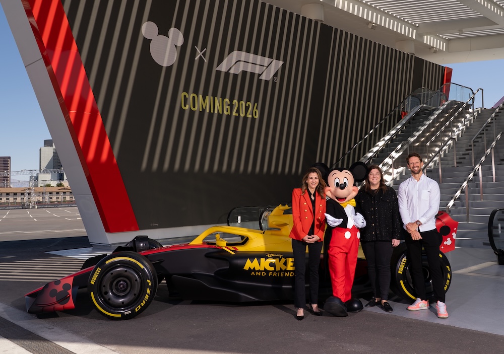 Coche de carreras de Fórmula 1 decorado con personajes de Mickey & Friends durante el anuncio oficial de la colaboración Disney x F1 en Las Vegas
