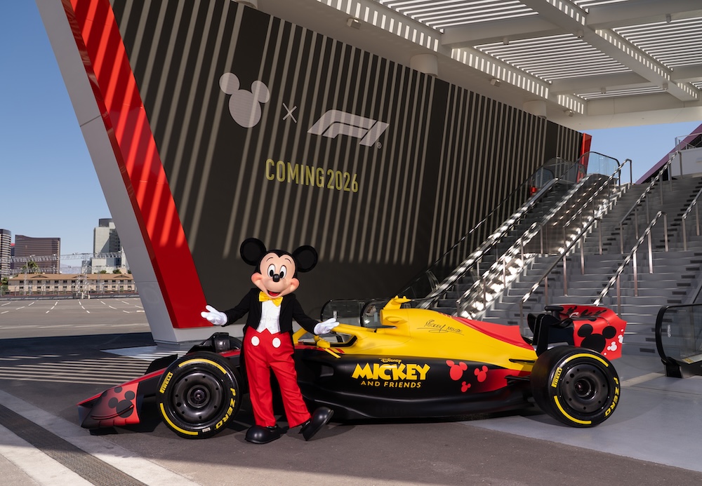 Mickey Mouse vestido con mono de carreras junto a un coche de Fórmula 1 durante el lanzamiento de la colaboración entre Disney y Formula 1