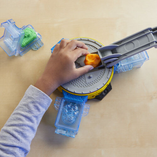 Play-Doh Marvel Hulk Crushes and shapes