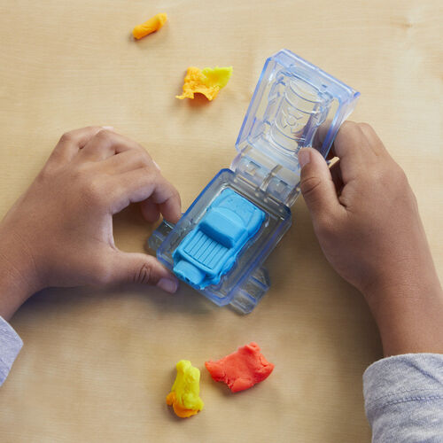 Play-Doh Marvel Hulk Crushes and shapes